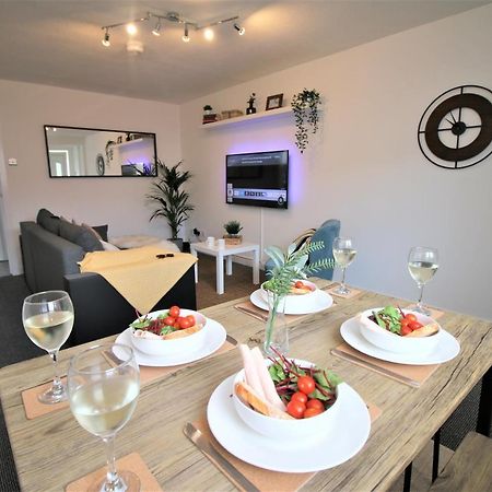 Thesiger Court Apartments - Free Private Parking - By Property Promise Cardiff Exteriér fotografie